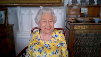英女皇透過視訊方式觀賞畫作。AP