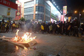 彌敦道有示威者焚燒雜物