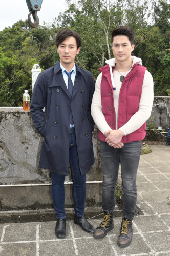 郭子豪在譚俊彥（左）陪同回應醉駕事件。