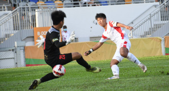 陈润潼(右)为香港U23追成1:3。吴家祺摄