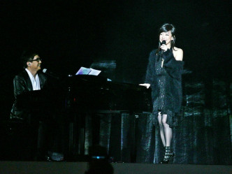 追忆林振强演唱会。林忆莲是其一位参与表演的歌手。资料图片