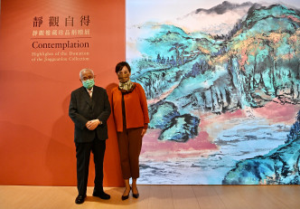 靜觀樓主人黃貴權和香港藝術館總館長莫家詠合照。政府新聞處圖片