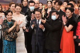 劉丹代表《愛‧回家之開心速遞》領「萬千光輝演藝人大獎」。