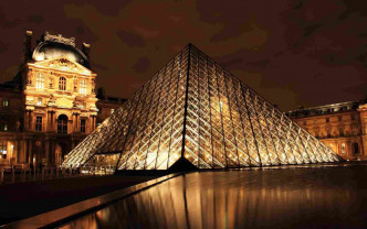 羅浮宮玻璃金字塔為貝聿銘最著名的代表作。