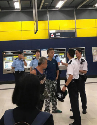 有警员拦阻市民。油塘之友图片