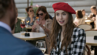 剧中Lily戴上小红帽的造型时尚可爱。