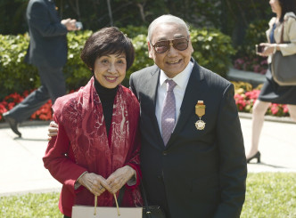 粤剧大老倌尤声普(右)2017年获颁授铜紫荆星章，与妻子出席勋衔颁授典礼。资料图片