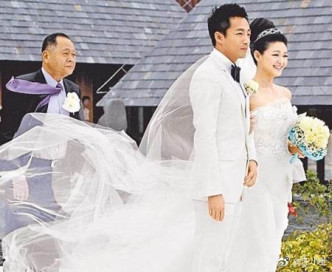 汪小菲去年贴上当年与大S在三亚的结婚照。