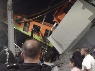 墨西哥城高架桥坍塌，列车堕地断成两截。网上图片