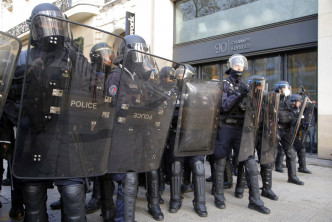 示威者與警察爆發衝突。AP