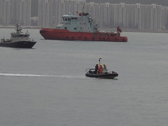 船上兩男一女刖先後由消防處救生水上電單車救起。
