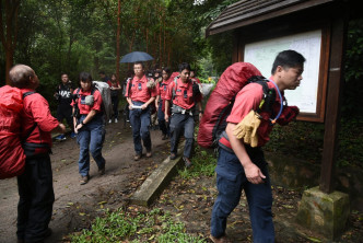 民安队登山进行搜索。梁国峰摄