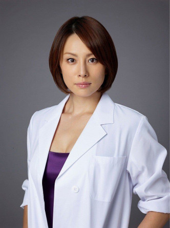 米倉涼子12年參演日劇《女醫神Doctor X》，人氣急升，攀上事業頂峰。