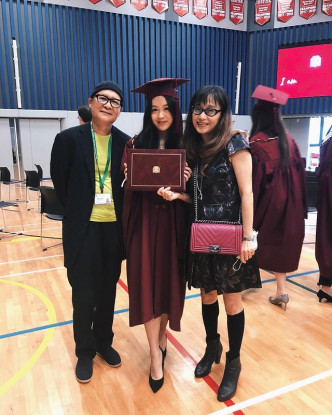 去年Faith中学毕业，爹哋李进和妈咪李敏都有出席毕业礼。