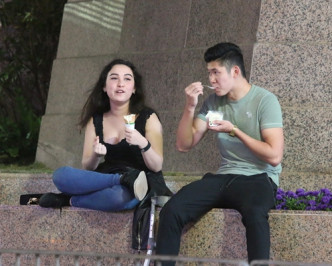 王跃颖曾相约外籍女友人到铜锣湾时代广场行街，二人坐在广场钟楼下食雪糕，倾得好开心。