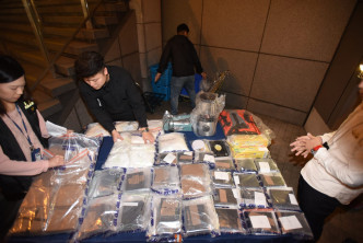警破新界毒品仓，检3200万元毒品拘三汉。