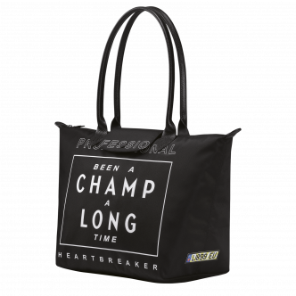 黑色Le Pliage Shoulder Bag/$1,950，袋侧饰以恍如车牌般标签，显示了产品编号及EU 字样。