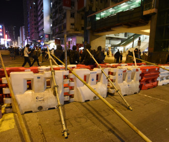 示威者凌晨在旺角堵路。資料圖片