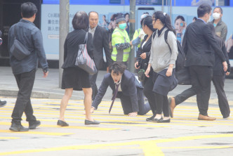 广沛爬在马路上来回多次拍摄，除了临时演员外，还引起不少路过巿民投以奇异目光。