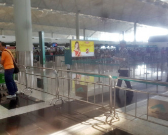 离境大堂航空公司柜位前，竖立示牌及架设栏杆。FB「香港突发事故报料区」梁业雄图片