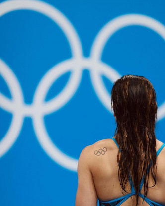 何诗蓓有个奥运五环纹身。
