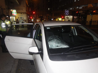私家車的擋風玻璃被撞至破裂。