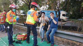 多名傷者坐在路邊待救援。徐裕民攝