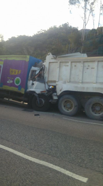 货车与泥头车首尾相撞。香港交通突发报料区图片