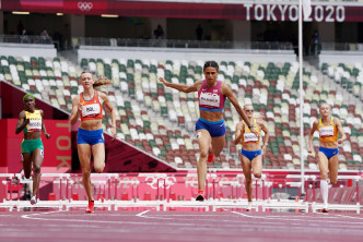 麥洛蓮（中）於女子400米欄為美國增添一面金牌。Reuters