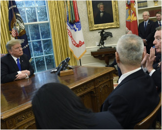 特朗普在白宫椭圆形办公室会见刘鹤(左2)。AP