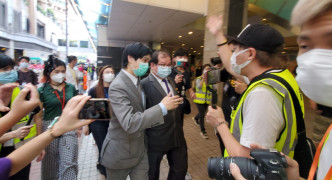 东港城一名保安员被多人质问为何报警。