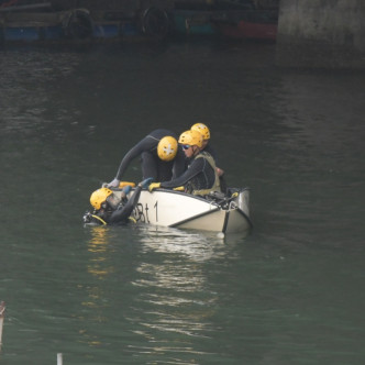 消防在海中打捞了一个环保袋，探员到场调查，发现内藏衣物。