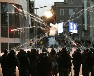 示威者与警方爆发冲突场面混乱。AP