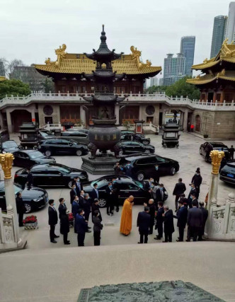 柬埔寨國王西哈莫尼參觀上海靜安寺。（網圖）