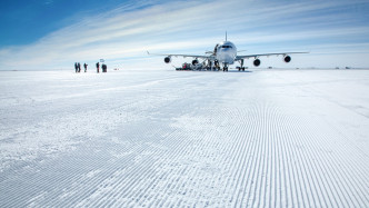 肉眼难以看出冰原上的跑道。互联网图片