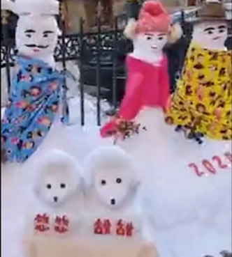 东北老妇独自堆出数十个雪人。微博影片截图