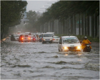 马尼拉也有部分地区停电及水浸。AP