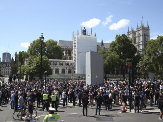 伦敦和英国多个城市发生连场反种族歧视示威。AP
