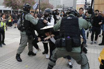 警方拘捕示威者。AP圖片
