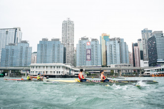 香港游艇会举办的年度赛艇环岛大赛今日于维港上演。相片由公关提供