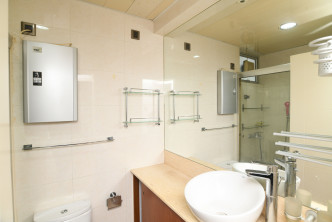 浴室設有橫向大鏡，提升空間感。