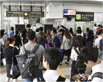 新干线服务暂停京都二条车站挤满赶返工的市民。AP
