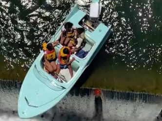 美国4名女子游湖遇上泄洪，被困于水坝边缘。网上图片