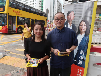 劉小麗(左)、邵家臻(右)和李卓人，今早在土瓜灣設街站派發傳單，向居民解釋沉降問題。 小麗民主教室FB