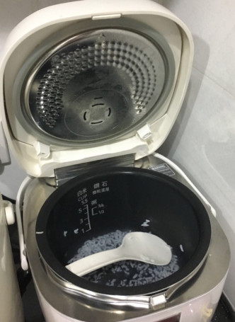 幾天也不洗，令電飯煲有股酸臭味。連登網上討論區圖片