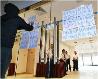 学生到对话会场外贴「亲，不要再龟缩喔」、「有种就躲回台湾，枉为一校之长」标语。
