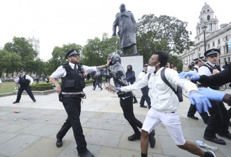 英国民众声援美国示威和反警暴，演变成冲突，有示威者被捕。AP图