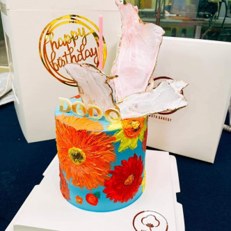 拍檔麻利亞找人設計，參考Do姐於2012年慈善畫展的畫製作而成的生日蛋糕，蛋糕好靚呀！