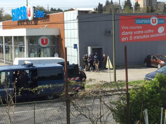 法国南部超市歹徒挟持人质。网上图片