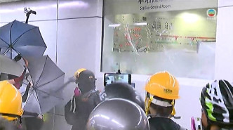 旺角站车站控制室玻璃被击碎。无线新闻截图